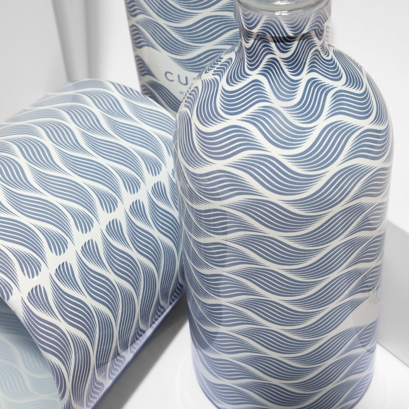 CULTI Milano Onda — close-up of the wave pattern travelling uninterrupted across bottle and vessels